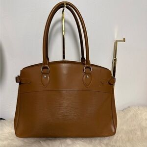 Louis Vuitton EPI Brown Leather Handbag size GM